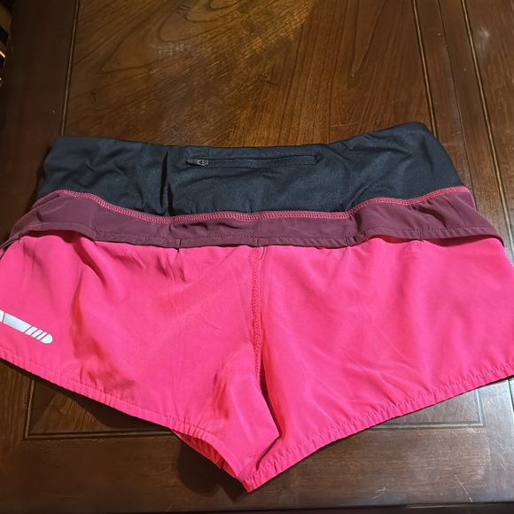 Pink workout short in medium - Picture 2 of 4